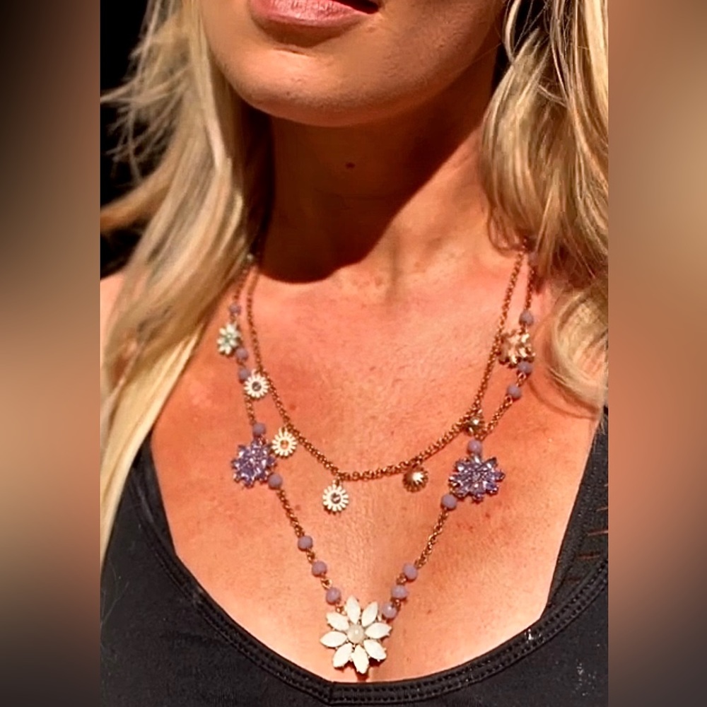 Vintage Style rose gold colored necklace with rhinestones and flowers